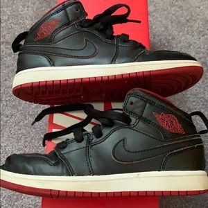 Retro 1 Jordan boy used sneaker black, red & white